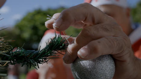 Glückliches-Paar-Küsst-Sich-An-Weihnachten