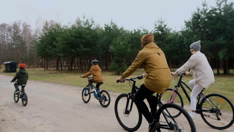 Familia-Andando-En-Bicicleta-Al-Aire-Libre