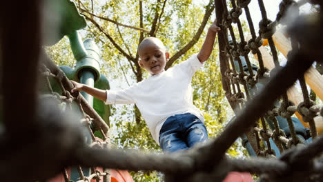 Niño-Jugando-En-El-Patio-De-Recreo