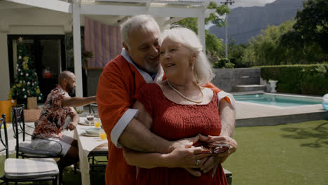 Familia-Feliz-Celebrando-En-El-Jardín