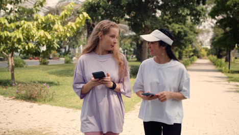 Girls-going-for-a-walk-at-the-street