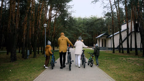 Familie-Zu-Fuß-Mit-Fahrrädern