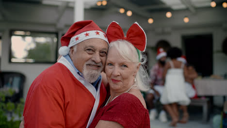 Pareja-Mayor-Abrazándose-Al-Aire-Libre