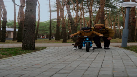 Niño-Aprendiendo-A-Andar-En-Bicicleta