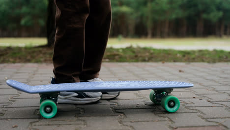 Kind-Mit-Skateboard