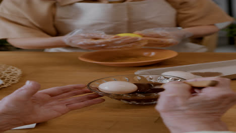 Gente-Pintando-Huevos-De-Pascua