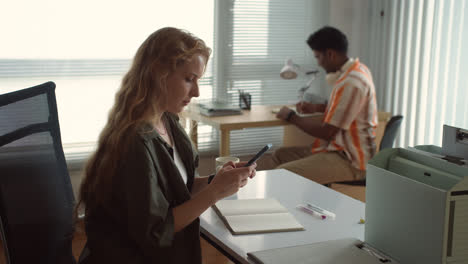 Mujer-Rubia-Charlando-Por-Teléfono