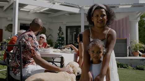 Familia-Feliz-Celebrando-En-El-Jardín