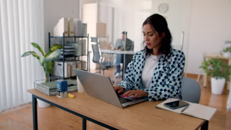 Leute,-Die-Im-Büro-Arbeiten