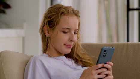 Caucasian-girl-using-smartphone