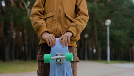 Niño-Sosteniendo-Patineta