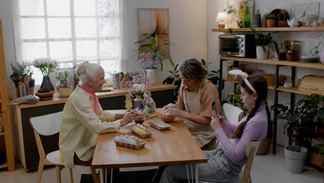 People-painting-Easter-eggs