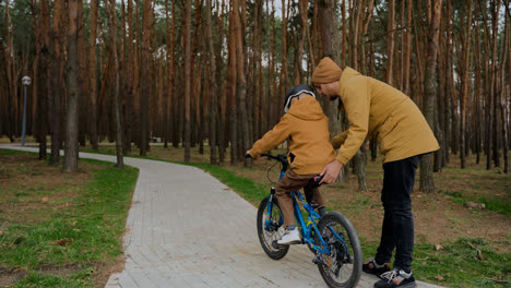 Niño-Aprendiendo-A-Andar-En-Bicicleta