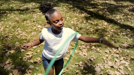 Niña-Jugando-En-El-Parque