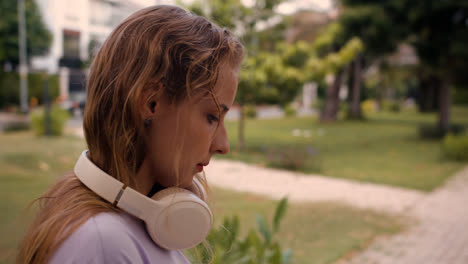 Girl-using-smartphone-outdoors