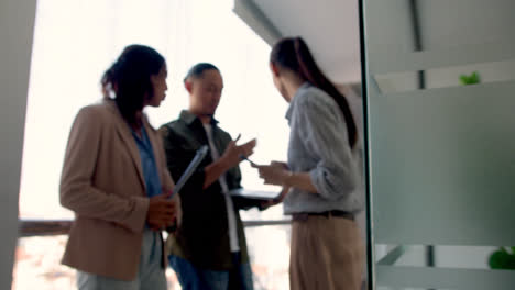 Gente-Trabajando-En-La-Oficina