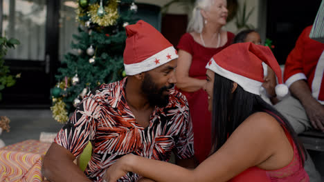 Gente-Feliz-Celebrando-La-Navidad-En-El-Jardín