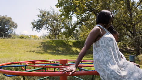 Mutter-Und-Kinder-Auf-Dem-Spielplatz