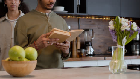 Pareja-Negra-En-La-Cocina