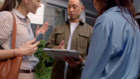 Personas-Trabajando-Fuera-De-La-Oficina