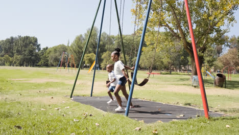 Niños-Divirtiéndose-Al-Aire-Libre