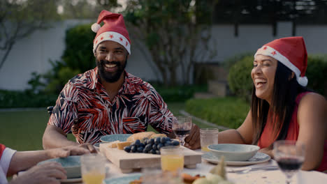 Glückliche-Menschen-Feiern-Weihnachten-Im-Garten