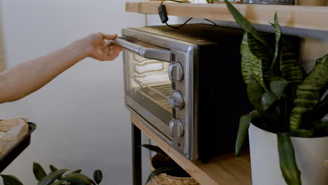 Mujer-Cocinando-En-Casa