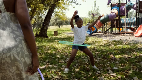 Niña-Jugando-En-El-Parque