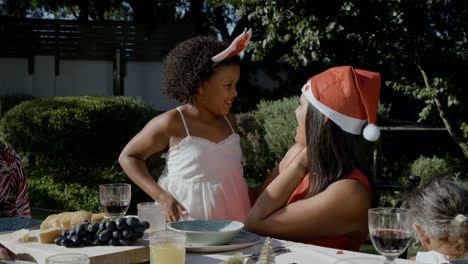 Glückliche-Menschen-Feiern-Weihnachten-Im-Garten