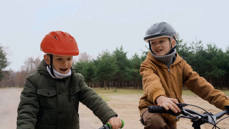 Kinder-Auf-Fahrrädern