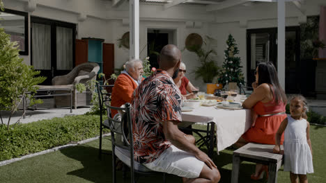 Familia-Feliz-Celebrando-En-El-Jardín