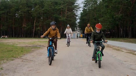 Familie-Fahrrad-Fahren-Im-Freien