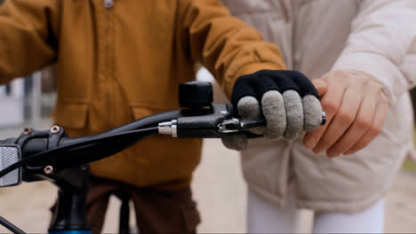 Kind-Lernt-Fahrradfahren