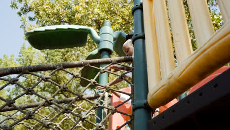 Niño-Jugando-En-El-Patio-De-Recreo