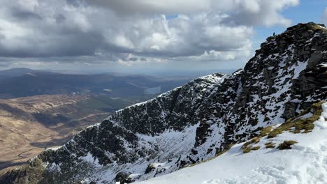 Blick-Auf-Die-Klippen-Von-Ben-Lomond-Mit-Schnee-In-Der-Nähe-Des-Gipfels