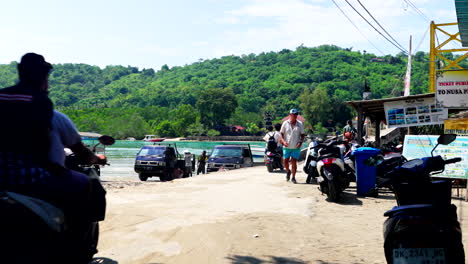 Motorbikes-Driving-To-The-Yellow-Bridge-Linking-Nusa-Lembongan-and-Ceningan-Island-In-Bali,-Indonesia