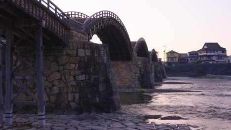 Famoso-Puente-Arqueado-Kintaikyo,-Río-Nishiki-Que-Fluye-A-Través-De-Iwakuni-Japón