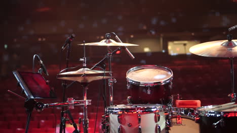 Schlagzeug-Auf-Der-Live-Bühne-Vor-Den-Auftritten-Alles-In-Rot-Und-Sitze-Im-Hintergrund