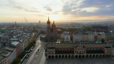 Plaza-Principal-De-Cracovia,-Polonia-Panorama-De-La-Plaza-Principal-Suavemente-Iluminada-De-Cracovia,-El-Casco-Antiguo-Y-El-Castillo-Real-De-Wawel-En-Una-Hermosa-Mañana,-Cracovia,-Polonia---Movimiento-Lento