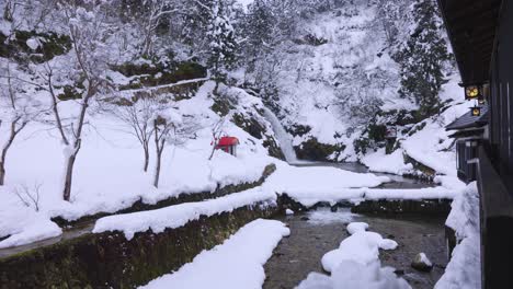 Ginzan-Onsen,-Ryokan-En-Japón-Con-Vista-A-La-Cascada-Y-La-Nieve