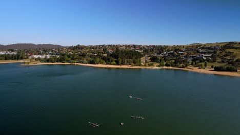 Regata-Cuádruple-De-Botes-De-Remo-En-El-Lago-Jindabyne-En-Nueva-Gales-Del-Sur,-Australia