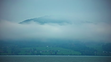 Bergsiedlungen,-Die-Von-Nebelwolken-Umhüllt-Sind,-Am-Ufer-Des-Attersees-Im-Salzkammergut,-Bundesland-Oberösterreich