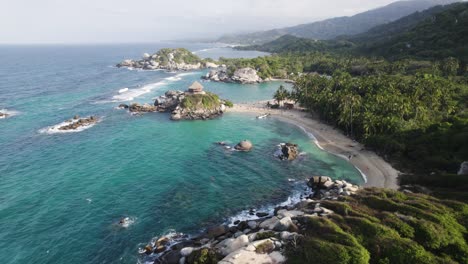 Panorama-Aéreo-Del-Cabo-San-Juan-Del-Tayrona,-Una-Joya-Costera,-Colombia