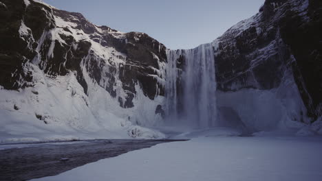Cascada-De-Skogafoss-Durante-El-Invierno-Destino-De-Vacaciones-De-Viaje-A-Islandia