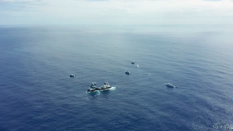 Barcos-De-Buceo,-Cruceros-De-Vida-A-Bordo-Rodean-El-Sitio-De-Buceo-En-Roca-Partida,-México.