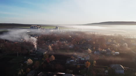 Una-Mañana-Brumosa-En-Un-Pequeño-Pueblo-Y-Una-Fábrica-Comercial