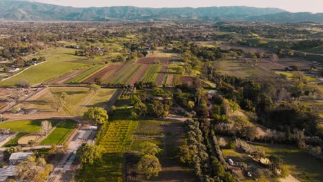 Volando-Sobre-Tierras-De-Cultivo-Y-Tierras-Vinícolas-En-Santa-Ynez,-California,-Imágenes-De-Drones-De-Una-Pintoresca-Ciudad-De-La-Costa-Central-Con-Campos,-Granjas-Y-Fincas-Vitícolas