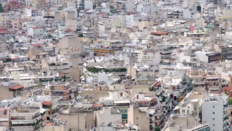 Imágenes-Aéreas-De-Edificios-De-Hormigón-Superpoblados-En-La-Ciudad-De-Atenas,-Grecia,-Cinematografía-Urbana