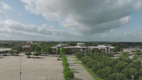 Una-Toma-Aérea-Del-Campus-Central-Del-San-Jacinto-College-En-Spencer-Hwy-En-Pasadena,-Texas.