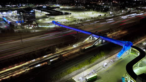 El-Puente-Peatonal-Más-Grande-Del-Mundo-Sobre-La-Autopista-401-De-Ontario,-Timelapse-Aéreo-Nocturno